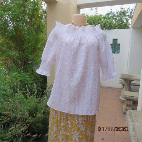 Very white bubble polycotton off the shoulder top size 40 with short sleeves.