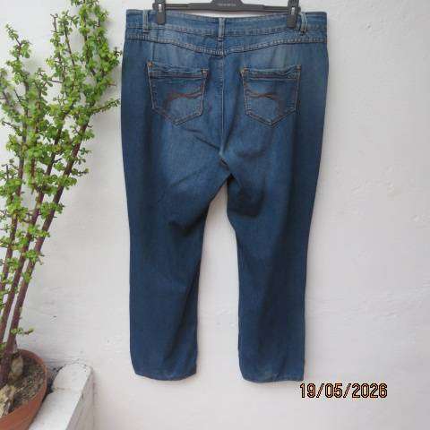 Donna Claire blue denim polycotton straight leg jeans with back and front pockets, size 44