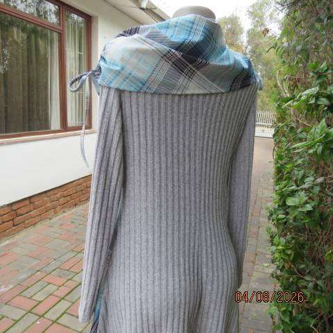 Silvergrey ribbed polyester high-low dress with check inlays and wide shoulder overlay size 36-38