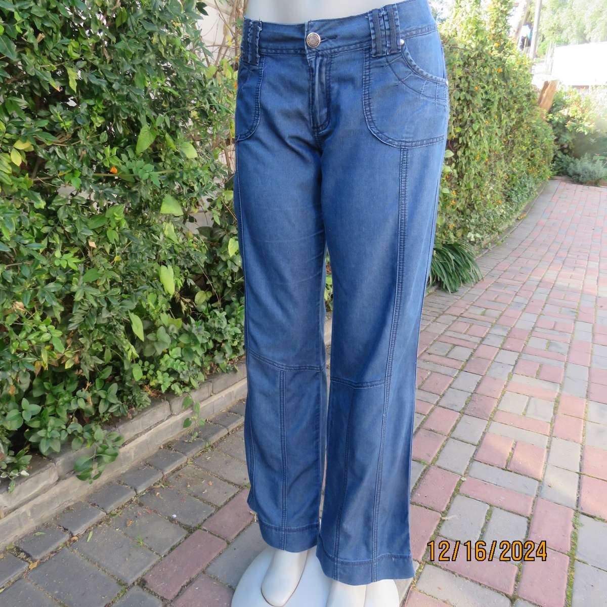 Amazing light weight blue denim jeans by KELSO size 36. Pretty pockets. Decorative stitching. As new