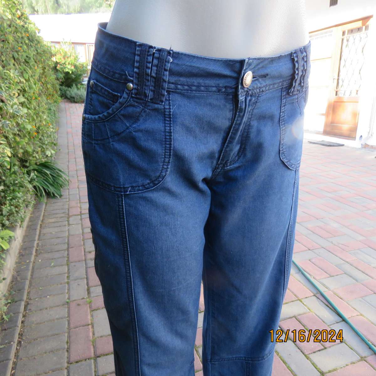 Amazing light weight blue denim jeans by KELSO size 36. Pretty pockets. Decorative stitching. As new