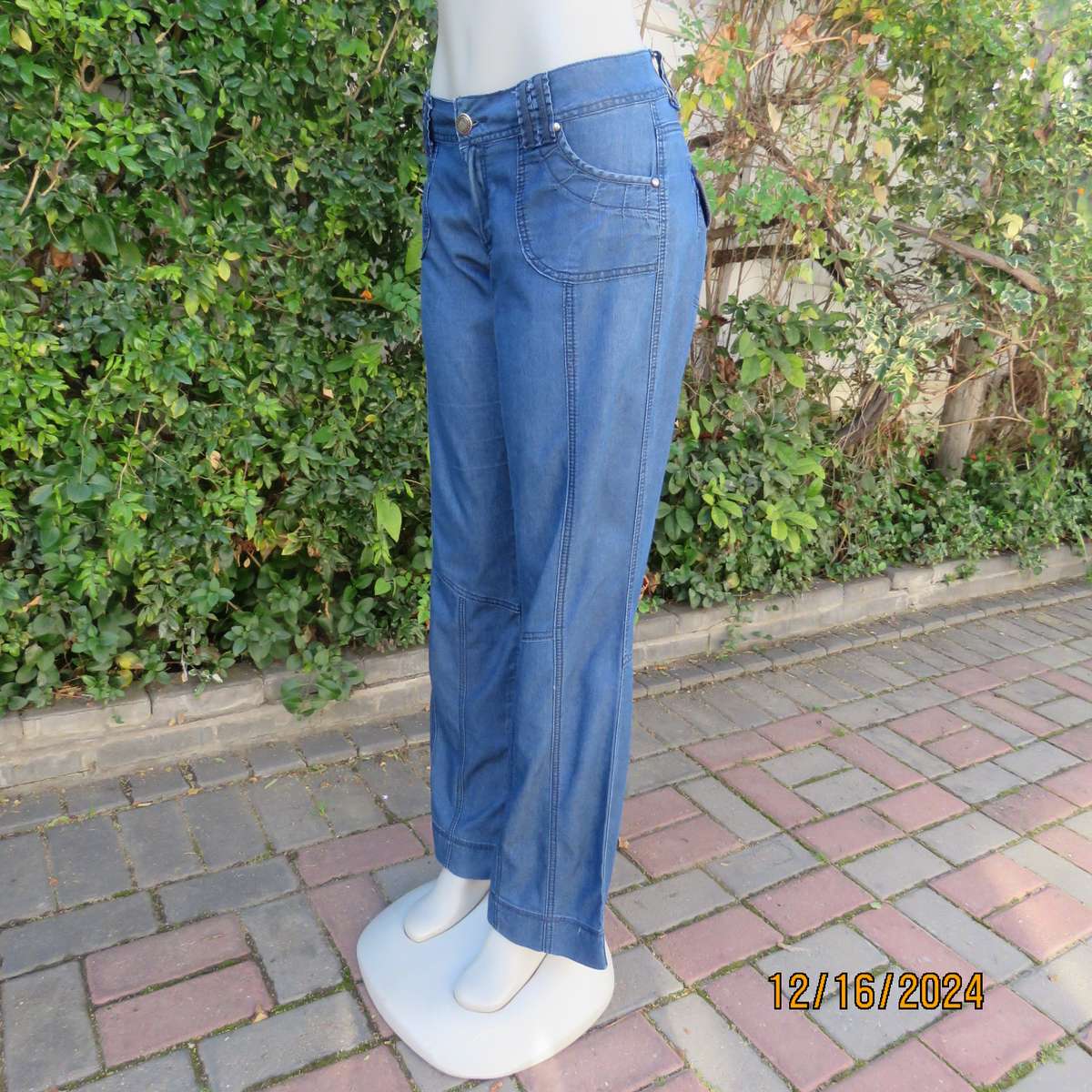 Amazing light weight blue denim jeans by KELSO size 36. Pretty pockets. Decorative stitching. As new