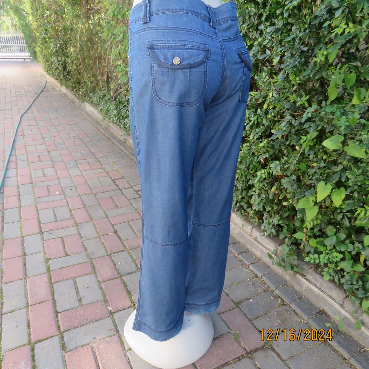 Amazing light weight blue denim jeans by KELSO size 36. Pretty pockets. Decorative stitching. As new