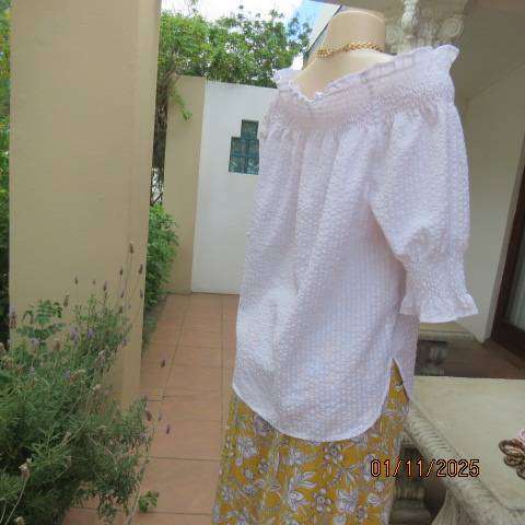 Very white bubble polycotton off the shoulder top size 40 with short sleeves.