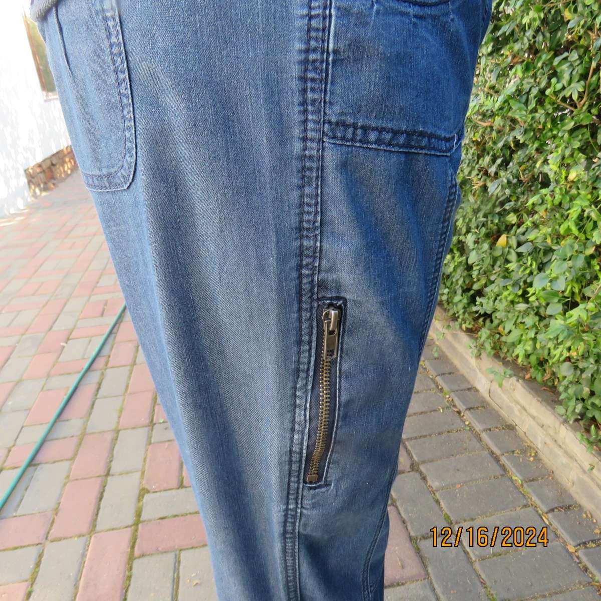 Amazing light weight blue denim jeans by KELSO size 36. Pretty pockets. Decorative stitching. As new