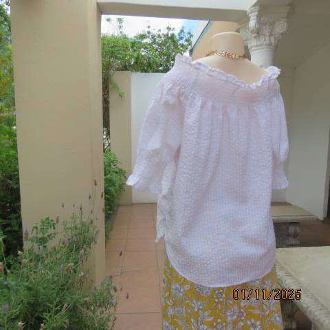 Very white bubble polycotton off the shoulder top size 40 with short sleeves.
