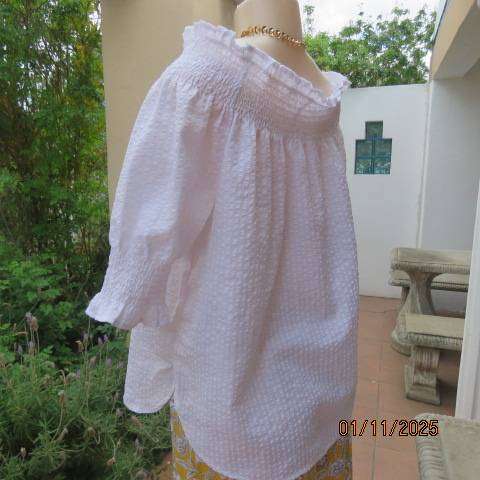 Very white bubble polycotton off the shoulder top size 40 with short sleeves.