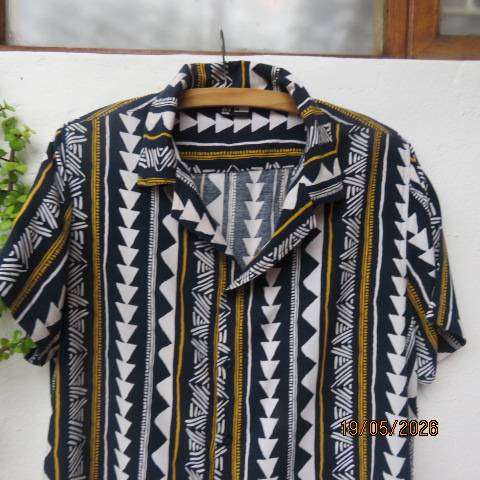 RT men's navy, white & mustard vertical patterned viscose short sleeve shirt, size small