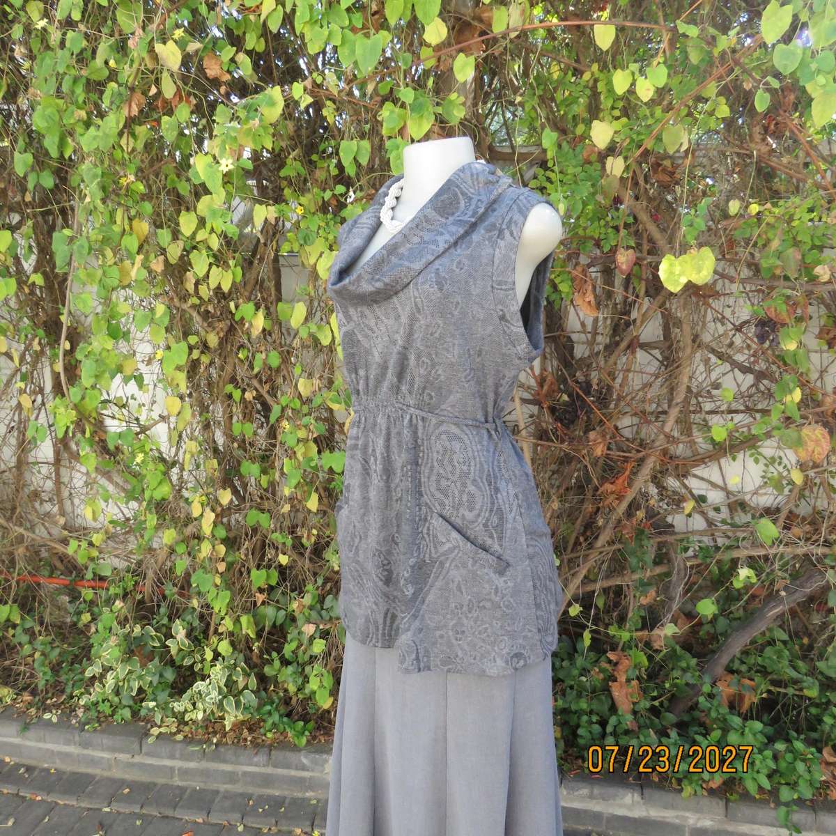INWEAR woven polyester-viscose stretch long top in grey shades and print. Size 40.