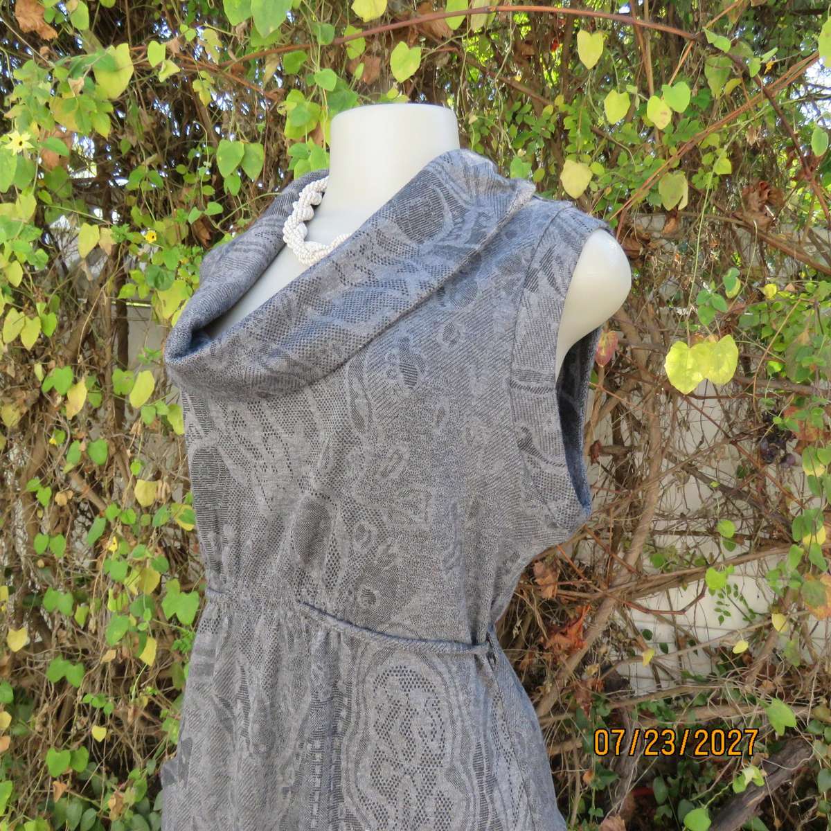 INWEAR woven polyester-viscose stretch long top in grey shades and print. Size 40.