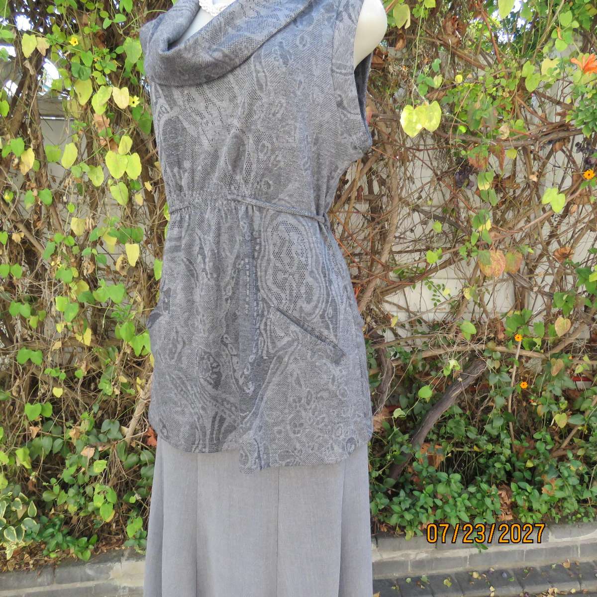 INWEAR woven polyester-viscose stretch long top in grey shades and print. Size 40.