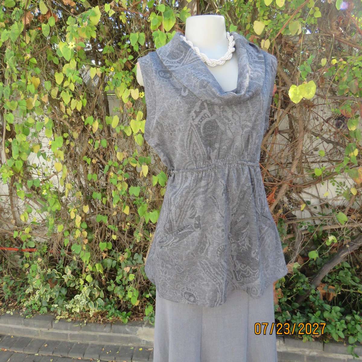 INWEAR woven polyester-viscose stretch long top in grey shades and print. Size 40.