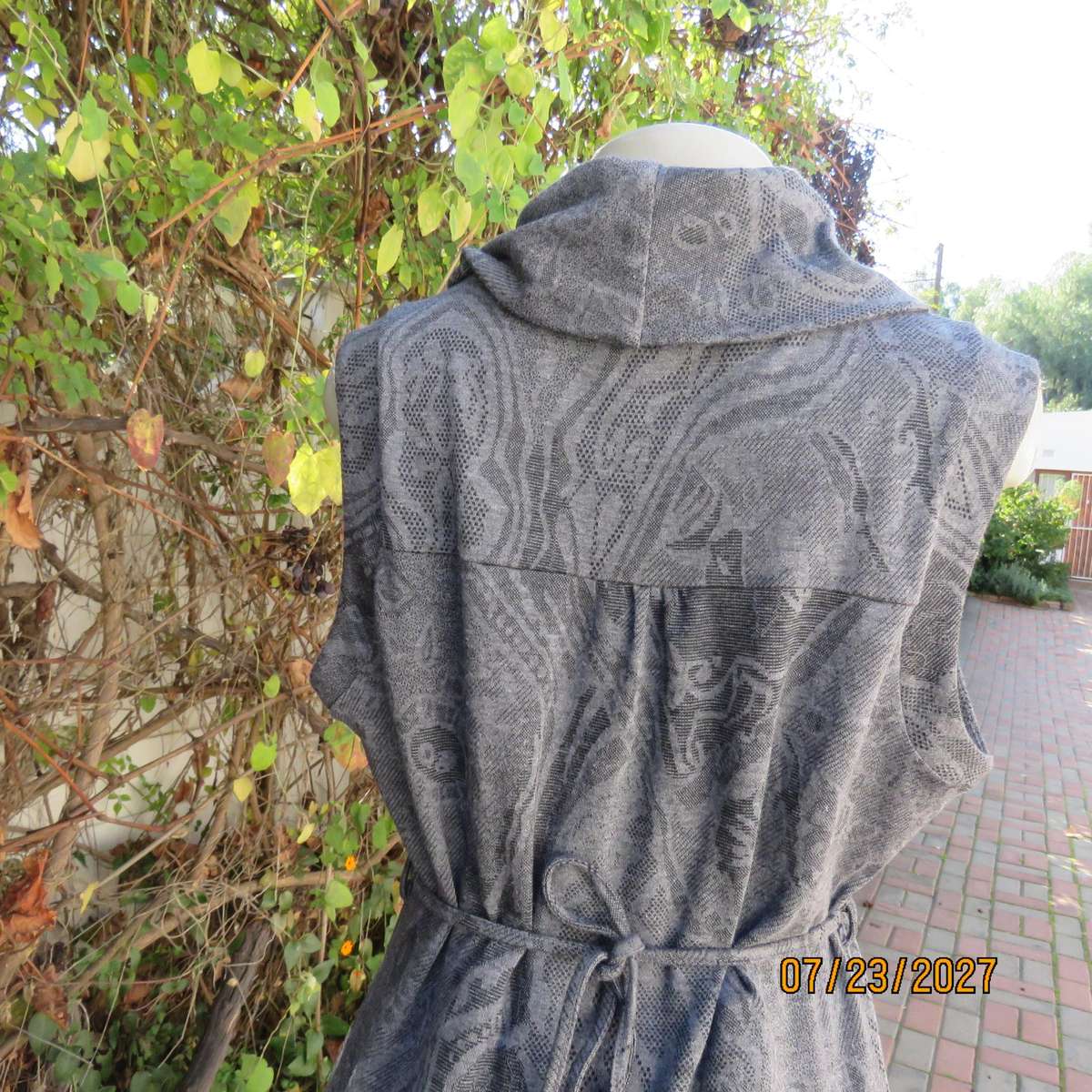 INWEAR woven polyester-viscose stretch long top in grey shades and print. Size 40.