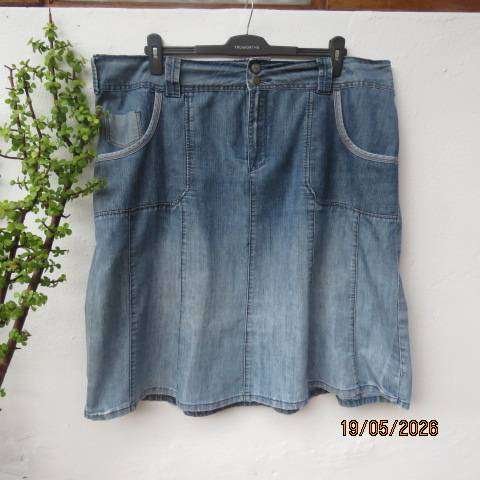Blue denim panelled skirt with front pockets, 100% cotton, size 48