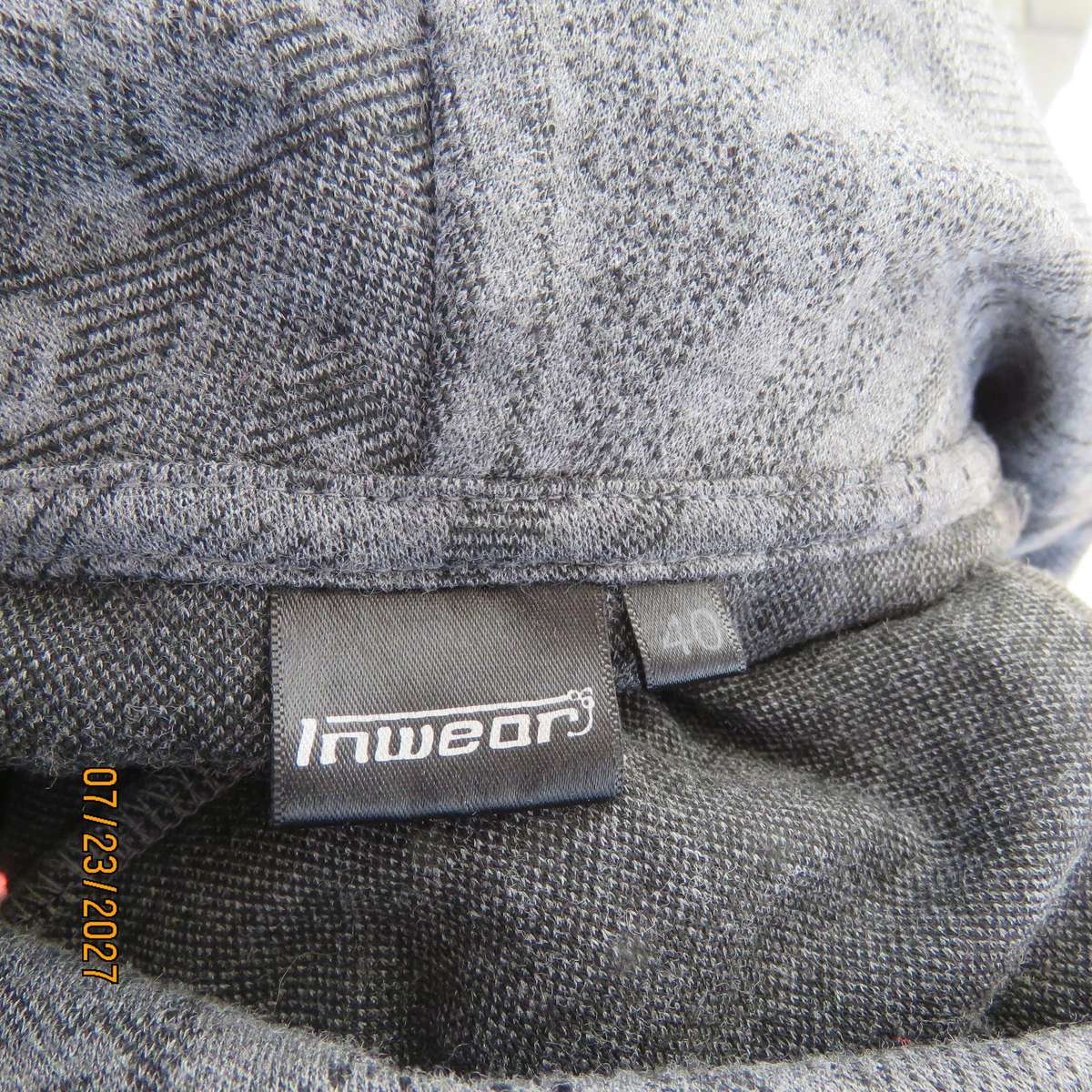 INWEAR woven polyester-viscose stretch long top in grey shades and print. Size 40.
