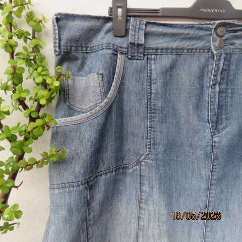 Blue denim panelled skirt with front pockets, 100% cotton, size 48
