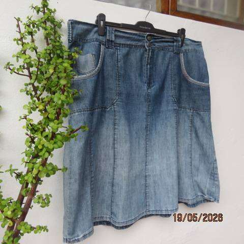 Blue denim panelled skirt with front pockets, 100% cotton, size 48
