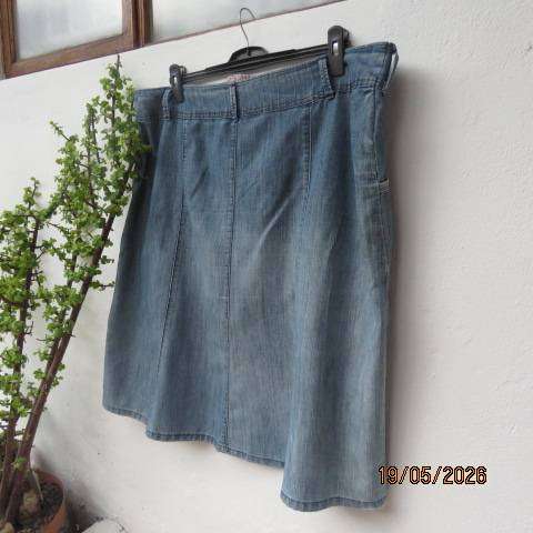 Blue denim panelled skirt with front pockets, 100% cotton, size 48