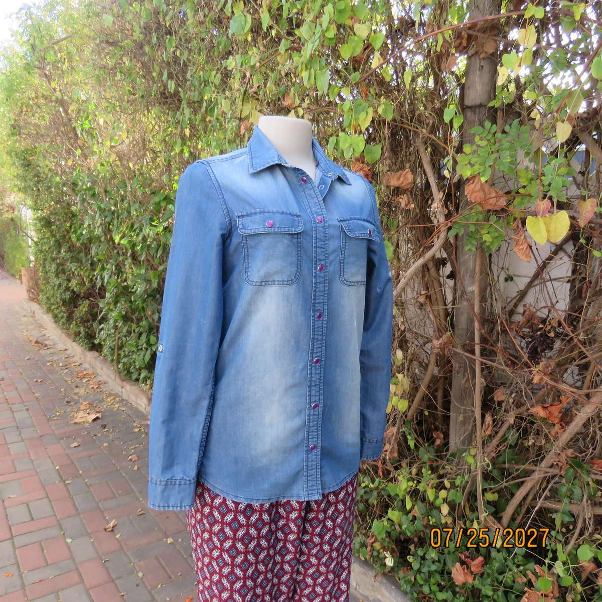 OUTBACK RED blue denim jean long sleeve shirt. Press button closure. Size 32