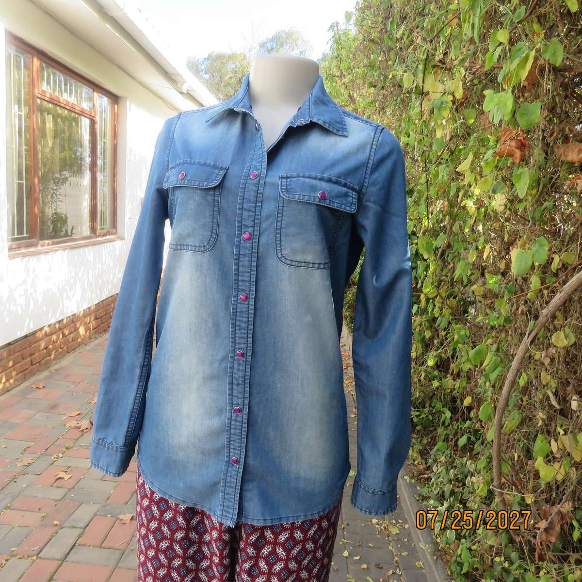 OUTBACK RED blue denim jean long sleeve shirt. Press button closure. Size 32