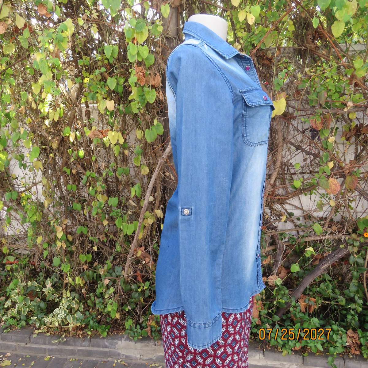 OUTBACK RED blue denim jean long sleeve shirt. Press button closure. Size 32