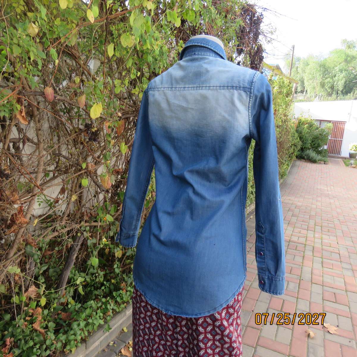 OUTBACK RED blue denim jean long sleeve shirt. Press button closure. Size 32