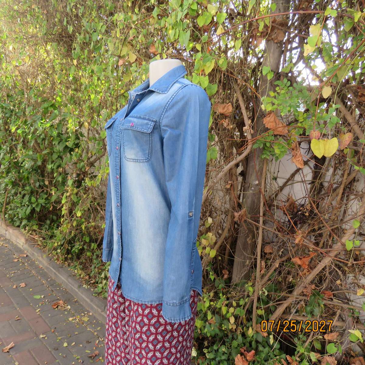 OUTBACK RED blue denim jean long sleeve shirt. Press button closure. Size 32