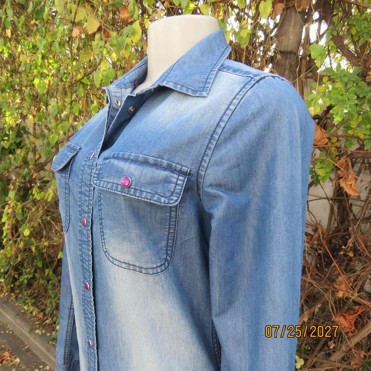 OUTBACK RED blue denim jean long sleeve shirt. Press button closure. Size 32