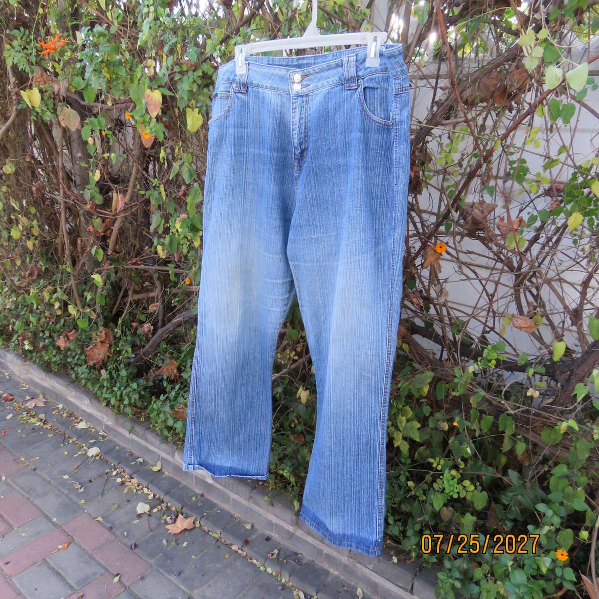 DONNA CLAIRE blue denim polycotton stretch jeans size 44. Pockets back-front.