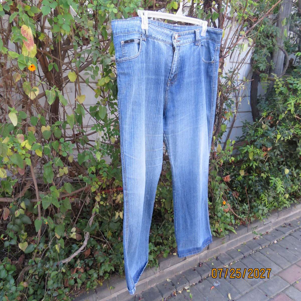 DONNA CLAIRE blue denim polycotton stretch jeans size 44. Pockets back-front.