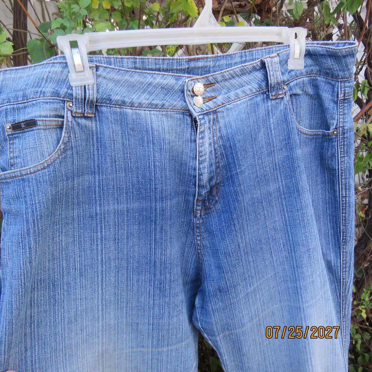 DONNA CLAIRE blue denim polycotton stretch jeans size 44. Pockets back-front.