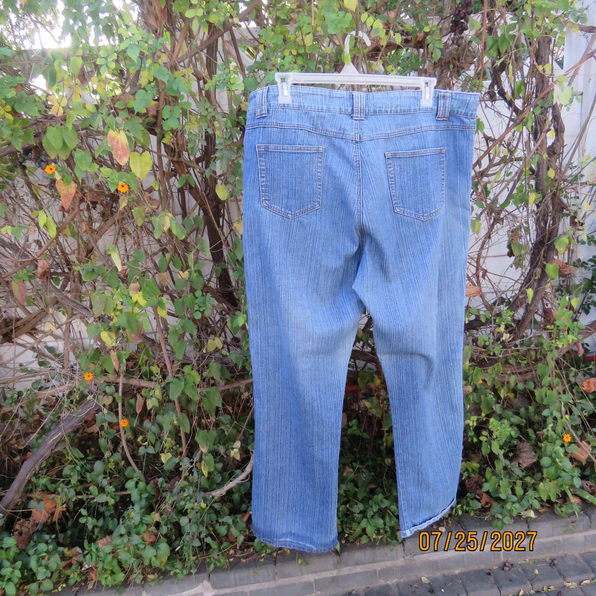 DONNA CLAIRE blue denim polycotton stretch jeans size 44. Pockets back-front.