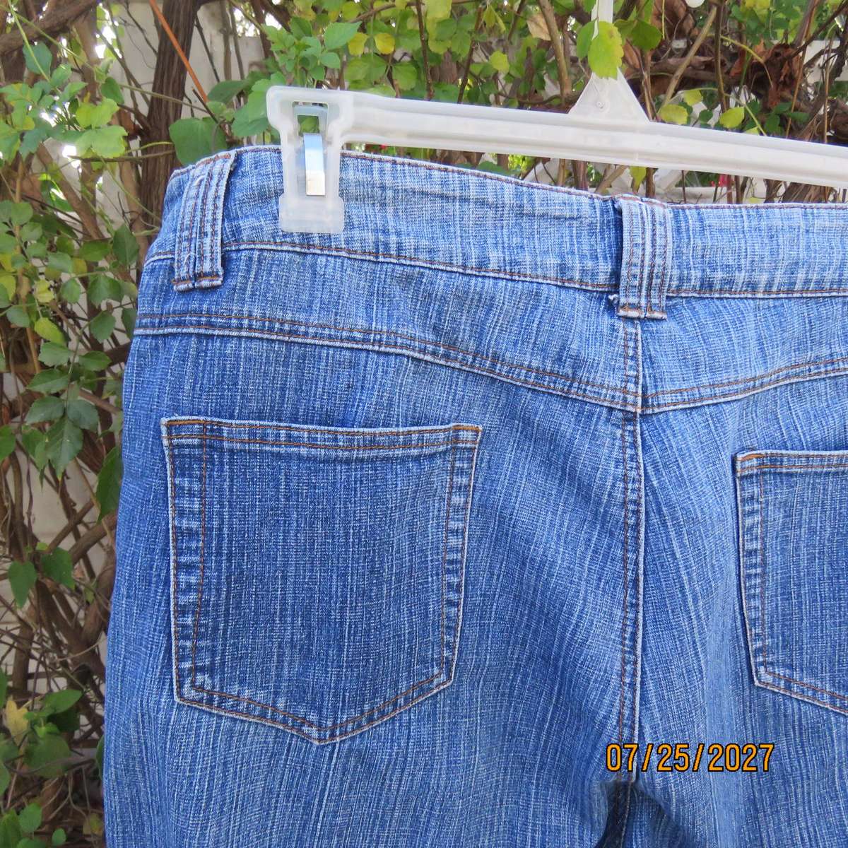 DONNA CLAIRE blue denim polycotton stretch jeans size 44. Pockets back-front.