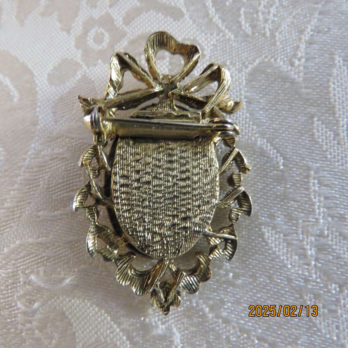Vintage cameo brooch. Golden with tiny stones. Length 4cm. Very good condition