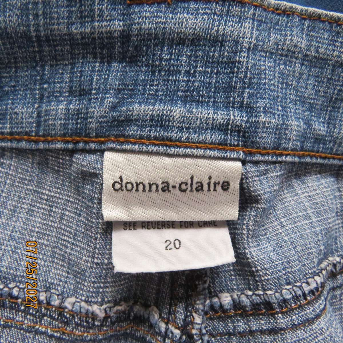 DONNA CLAIRE blue denim polycotton stretch jeans size 44. Pockets back-front.