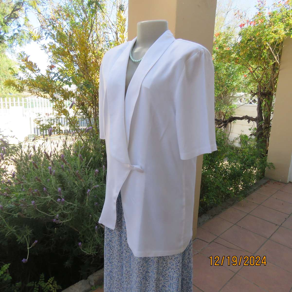 GEORGE R cool white viscose fold over jacket with 1 button and loop. Size 38