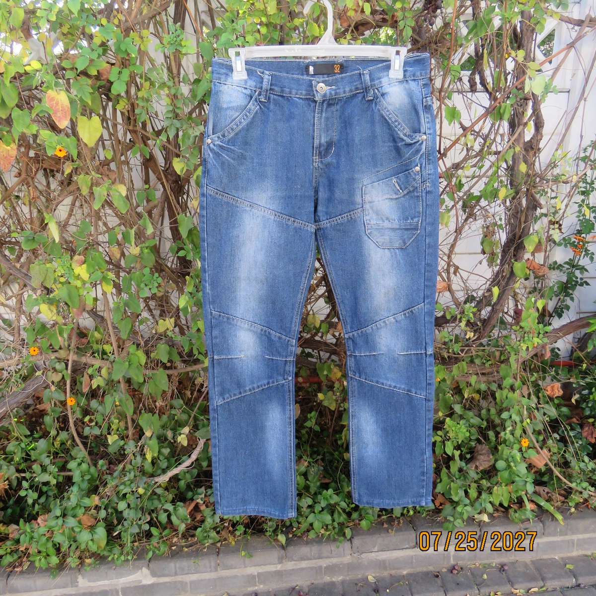 Men's blue denim jeans with slim legs. 5 pockets. Polycotton fabric. RT size 32. Large make