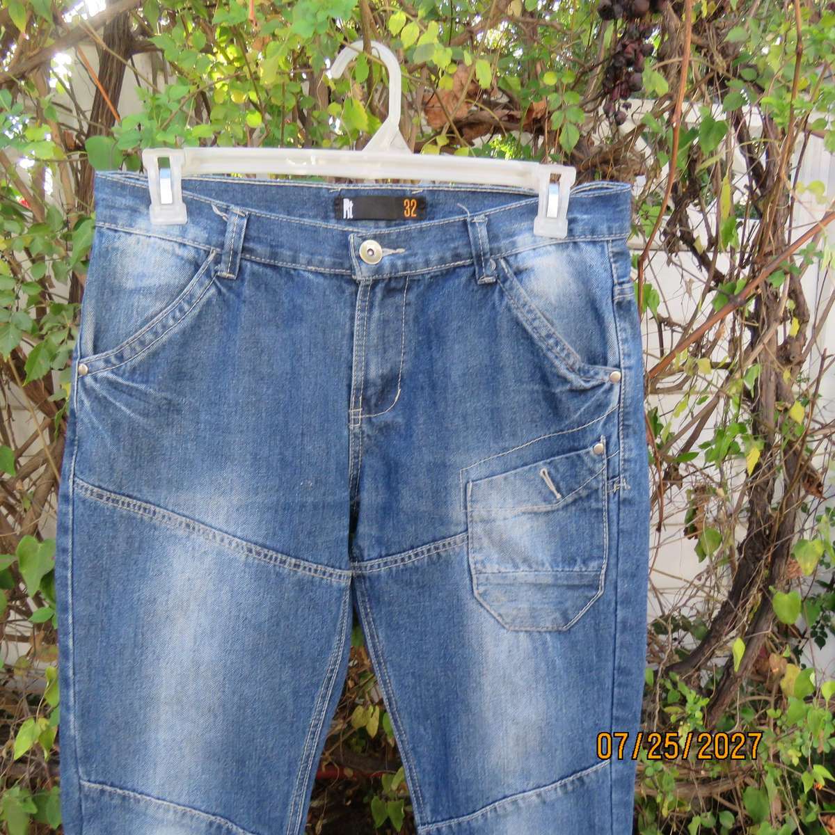 Men's blue denim jeans with slim legs. 5 pockets. Polycotton fabric. RT size 32. Large make