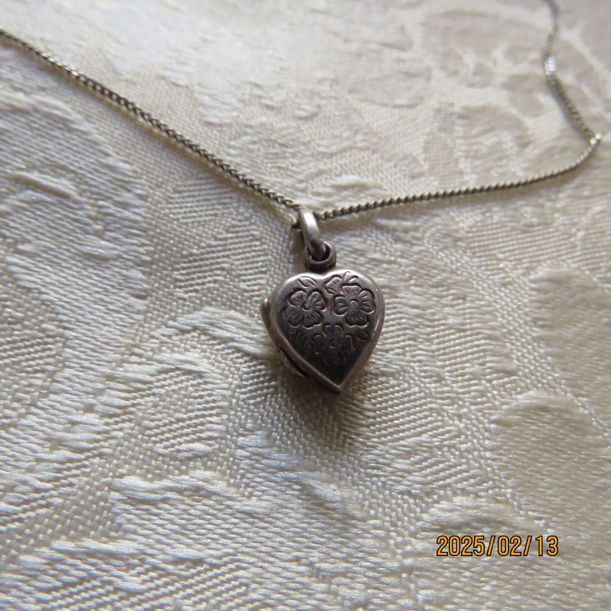 Fabulous silver 925 heart pendant and chain. With marking. Open heart. As new condition.