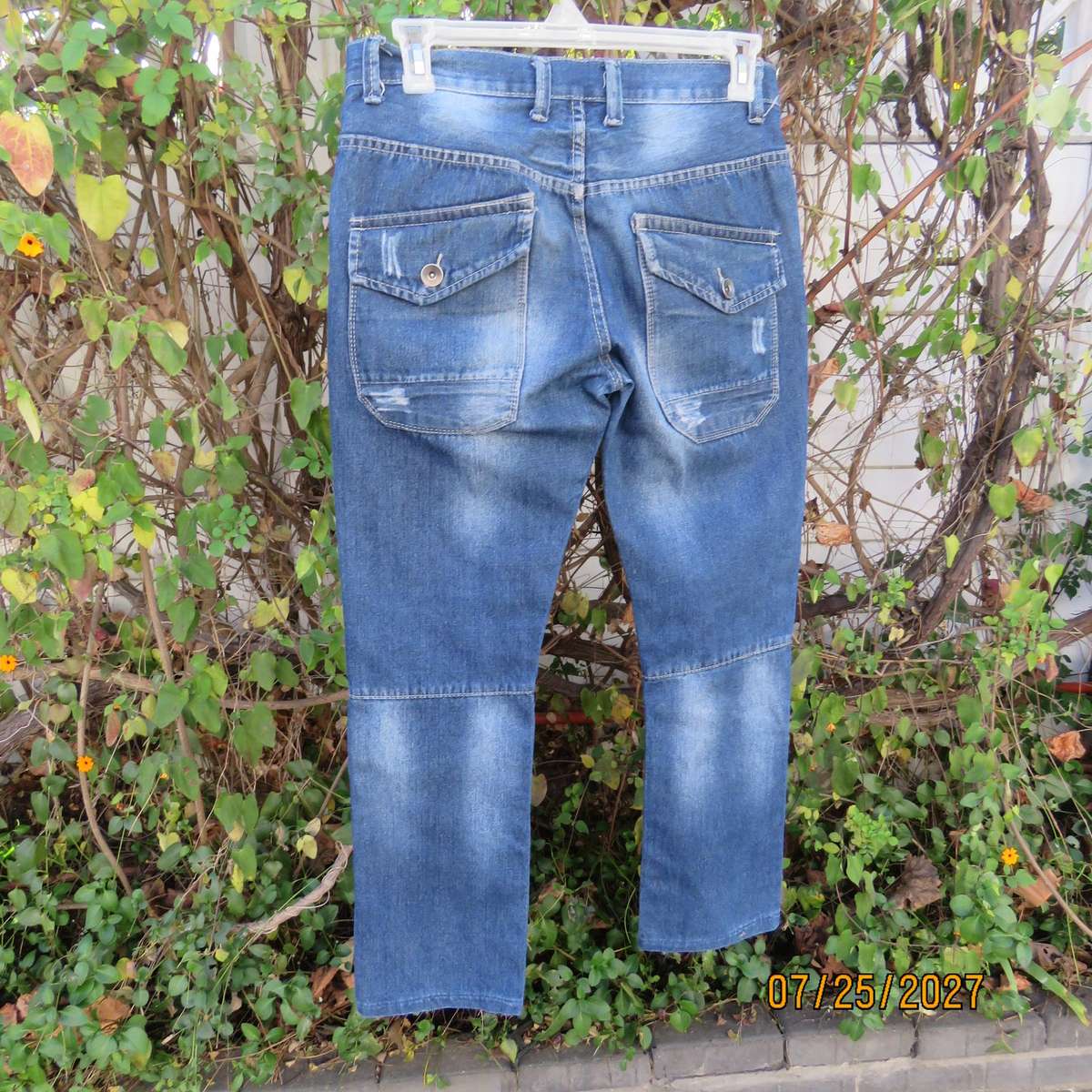 Men's blue denim jeans with slim legs. 5 pockets. Polycotton fabric. RT size 32. Large make