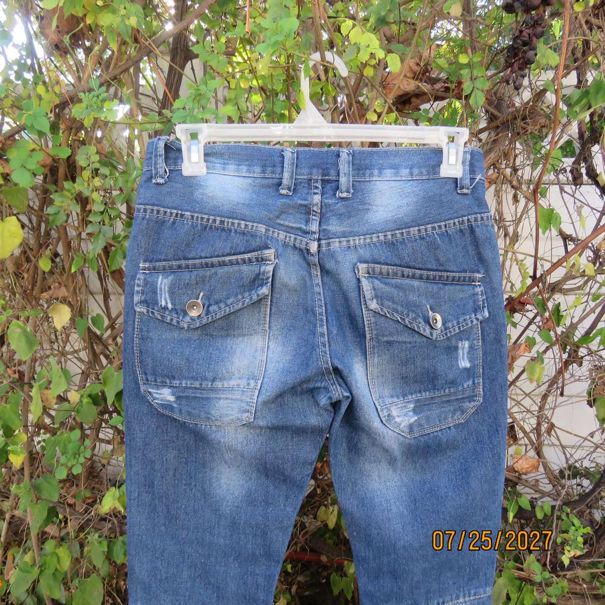 Men's blue denim jeans with slim legs. 5 pockets. Polycotton fabric. RT size 32. Large make