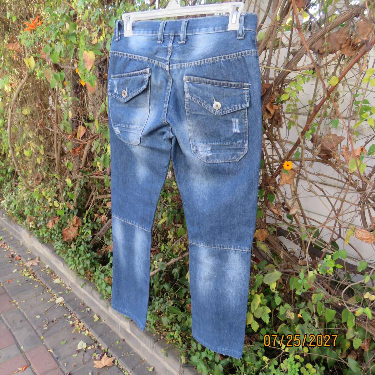Men's blue denim jeans with slim legs. 5 pockets. Polycotton fabric. RT size 32. Large make