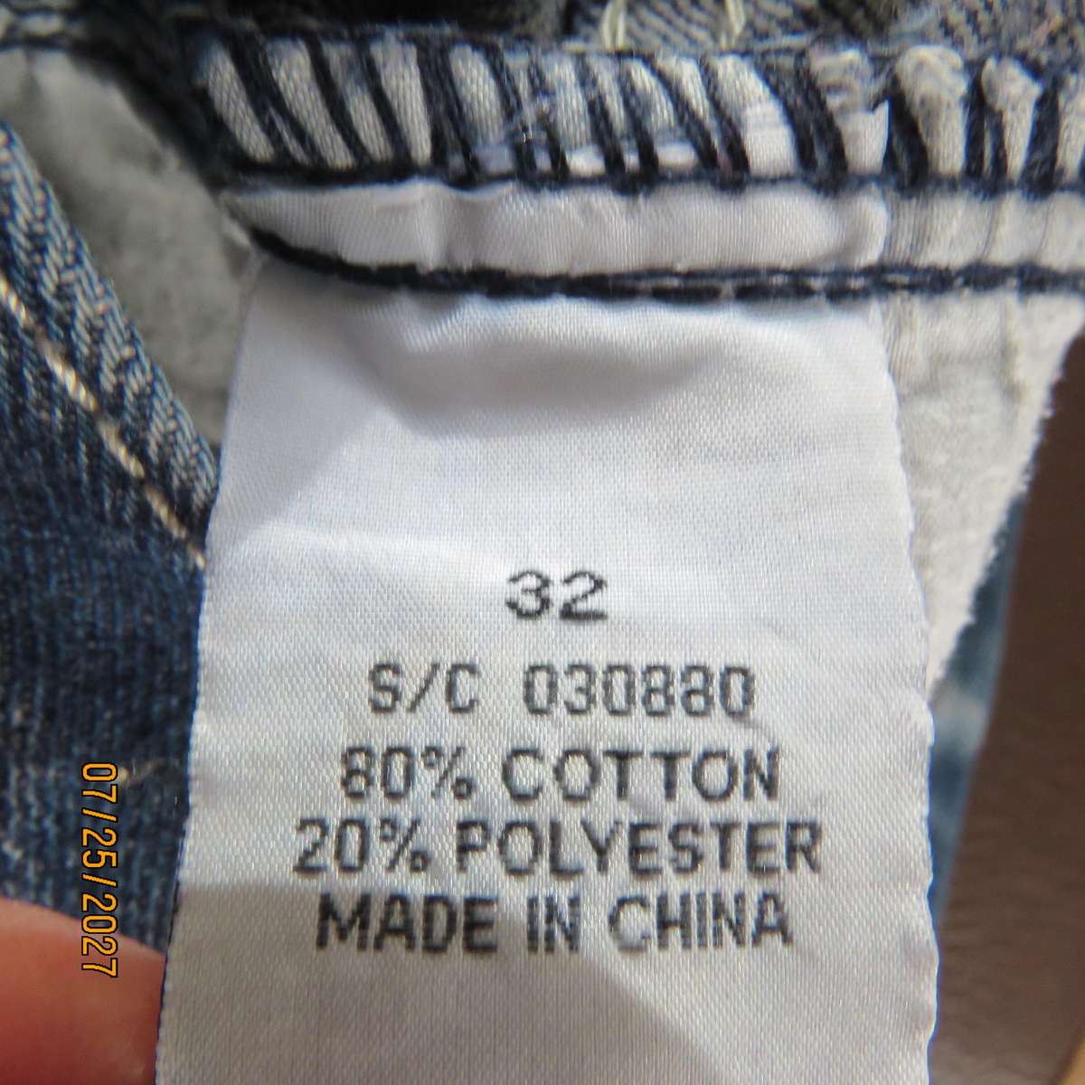 Men's blue denim jeans with slim legs. 5 pockets. Polycotton fabric. RT size 32. Large make