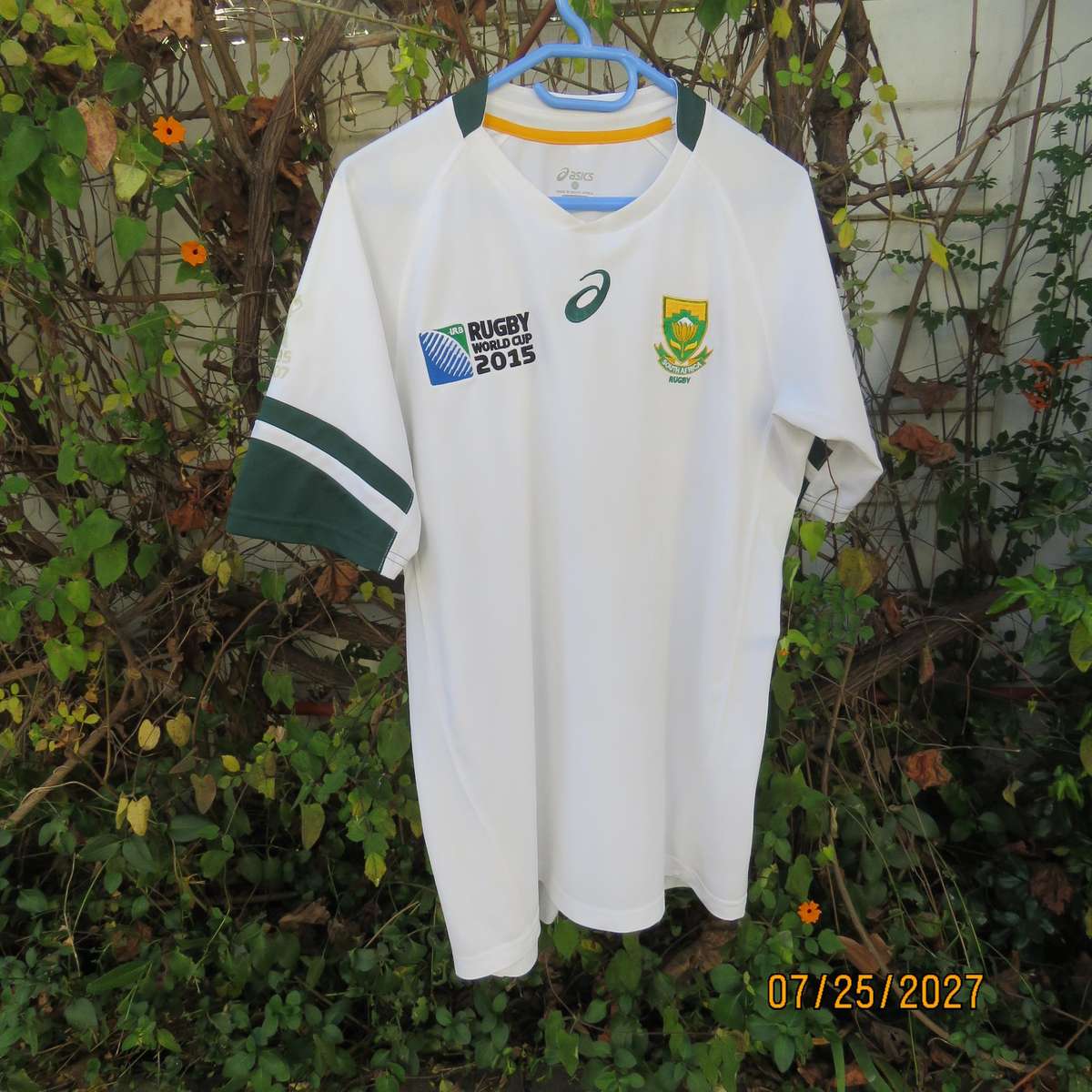 ASICS white SA Rugby stretch polyester top. With dark green-protea badge. Size Med