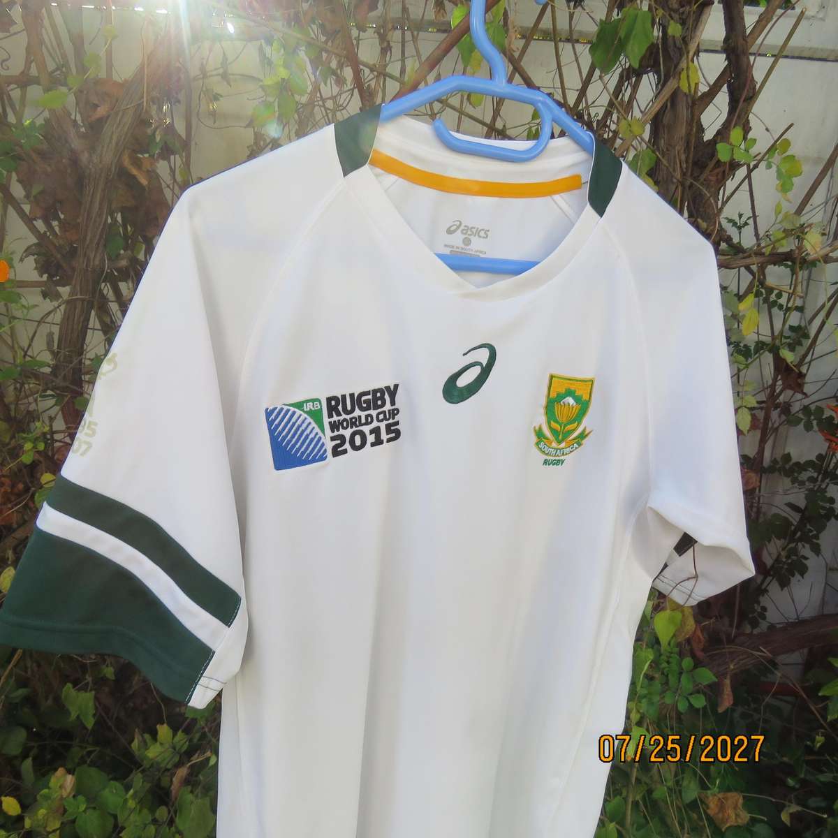 ASICS white SA Rugby stretch polyester top. With dark green-protea badge. Size Med