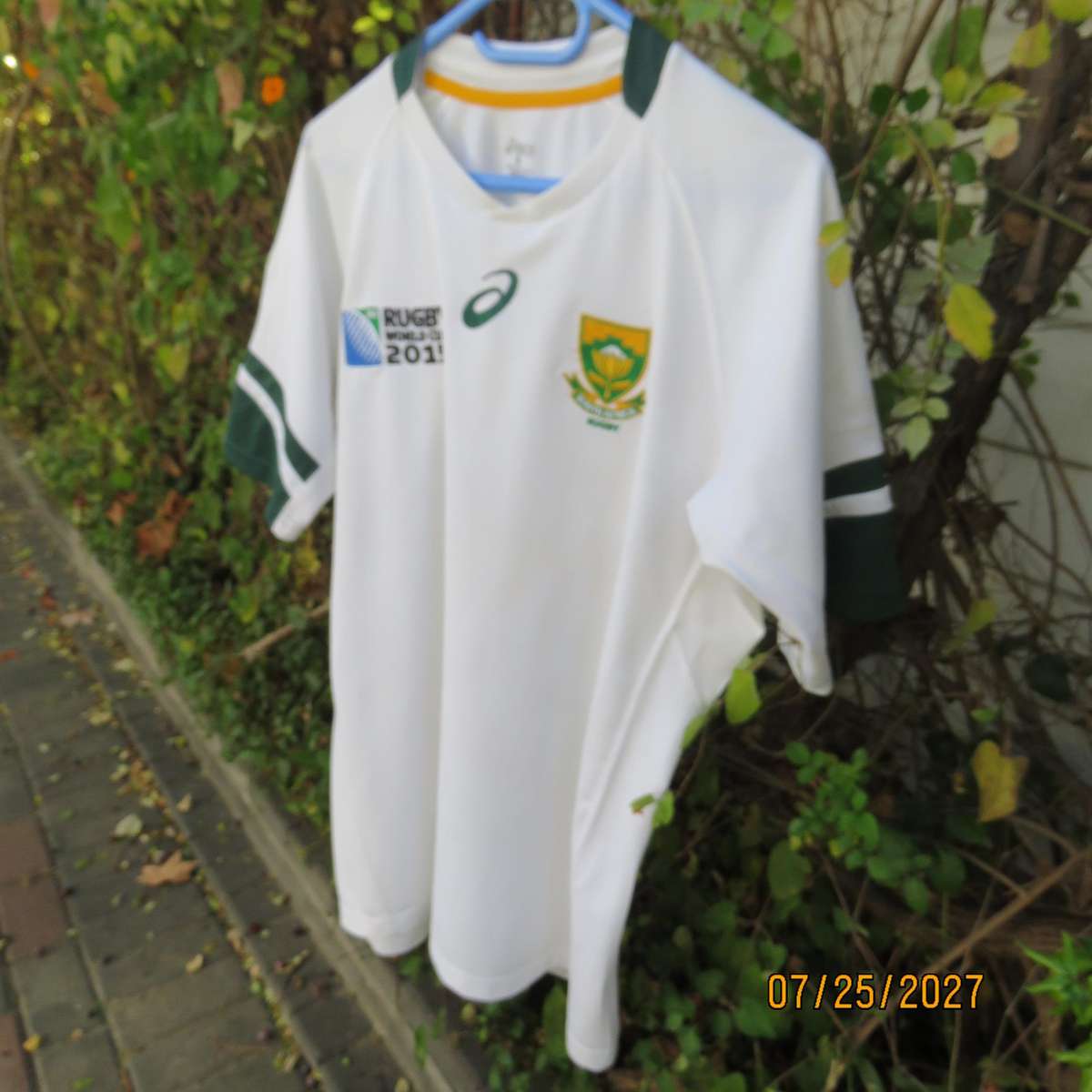 ASICS white SA Rugby stretch polyester top. With dark green-protea badge. Size Med