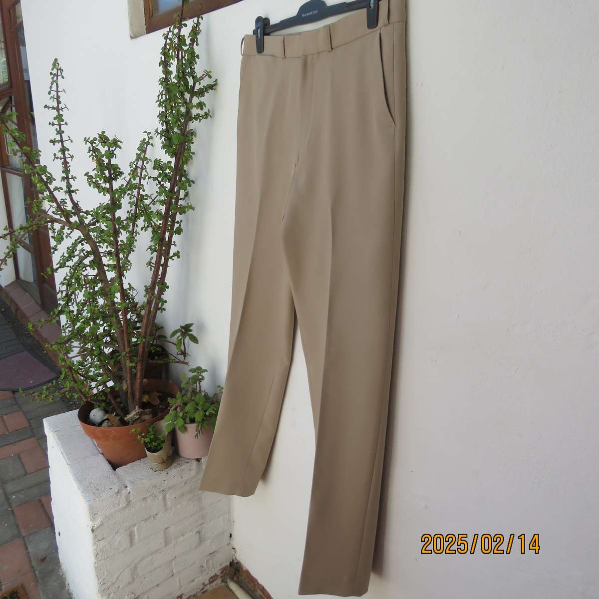 BRONZINI men's rich cream textured 100% polyester pants. Size 36. Size and 1 back pocket. As new