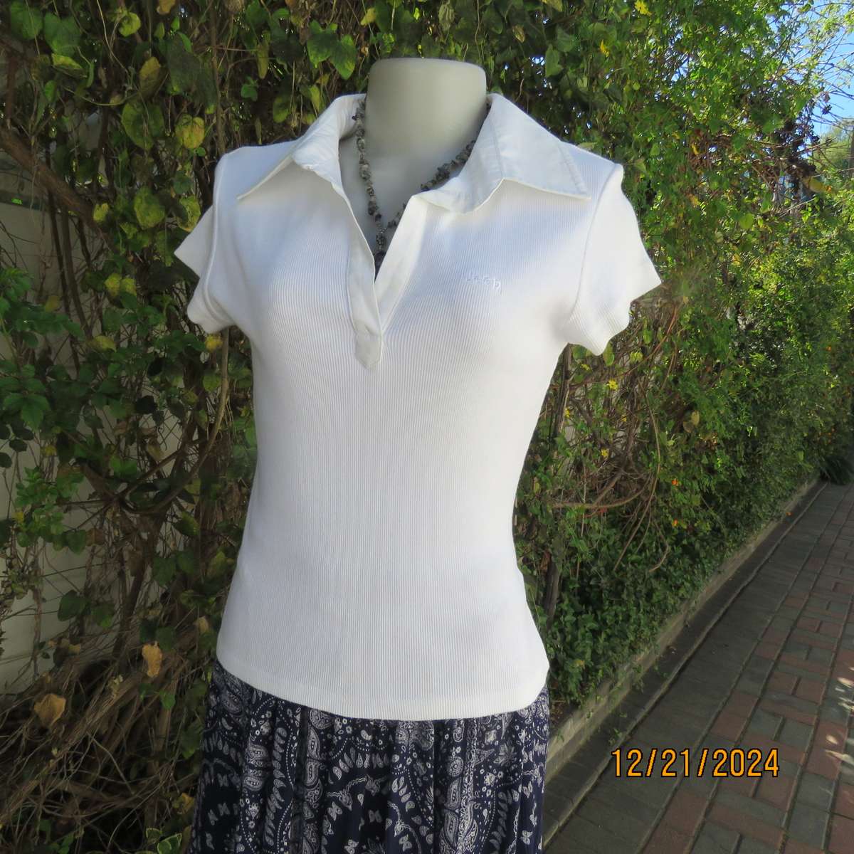 High quality white JEEP Top with Banded V neck and collar. Size 38. Capped sleeves. New cond.