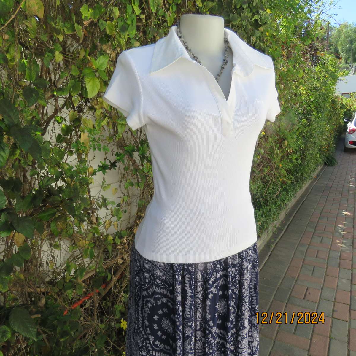 High quality white JEEP Top with Banded V neck and collar. Size 38. Capped sleeves. New cond.