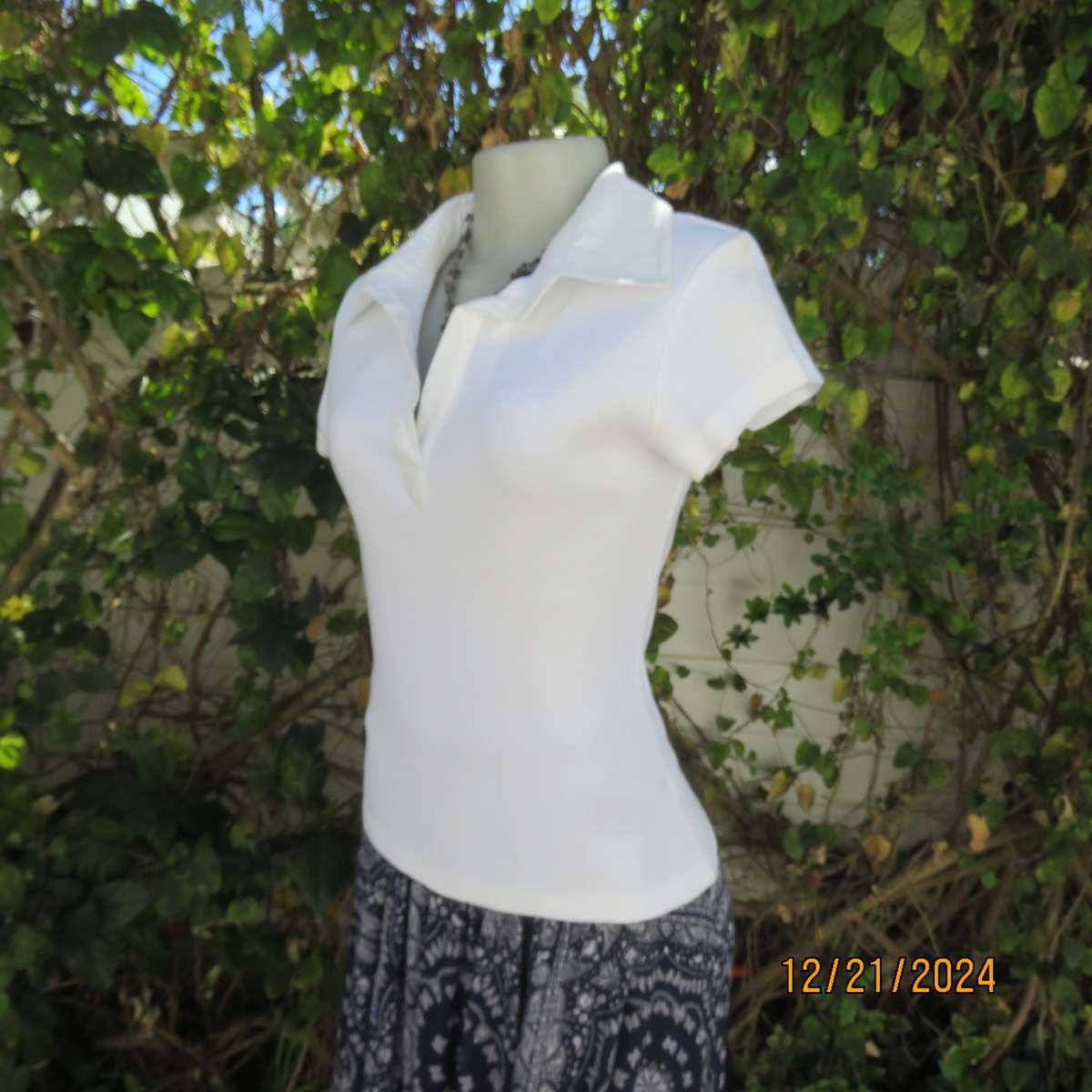 High quality white JEEP Top with Banded V neck and collar. Size 38. Capped sleeves. New cond.